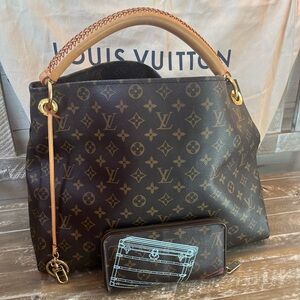 Authentic Louis Vuitton Artsy Monogram PLUS Louis Vuitton Zippy Trunks Wallet❤️